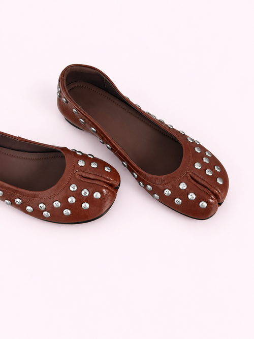 Ballerine tabi marron en cuir cloutée Sienne, photo 2