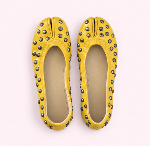 Ballerine Séville jaune cloutée, vue de dessus